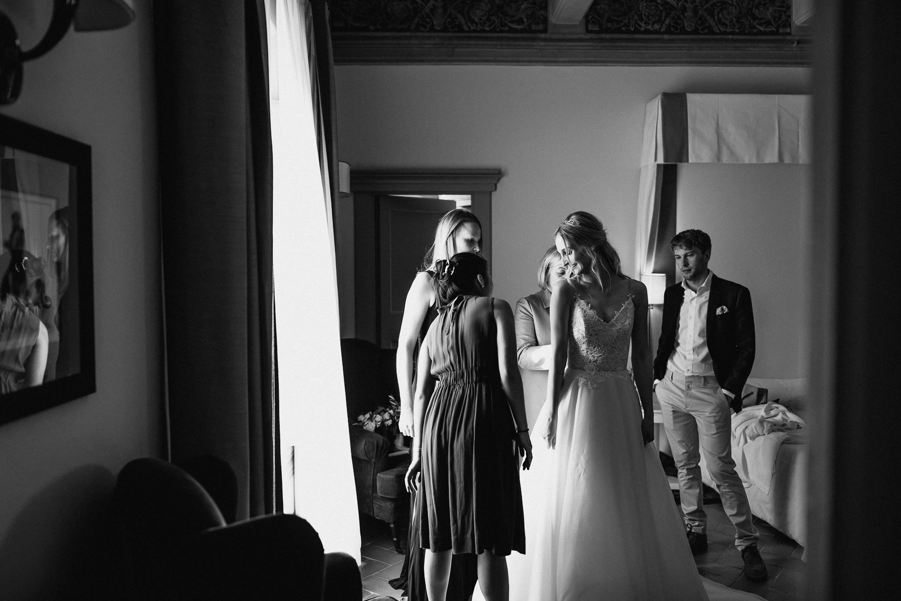 Siena wedding photographer borgo scopeto bride getting ready