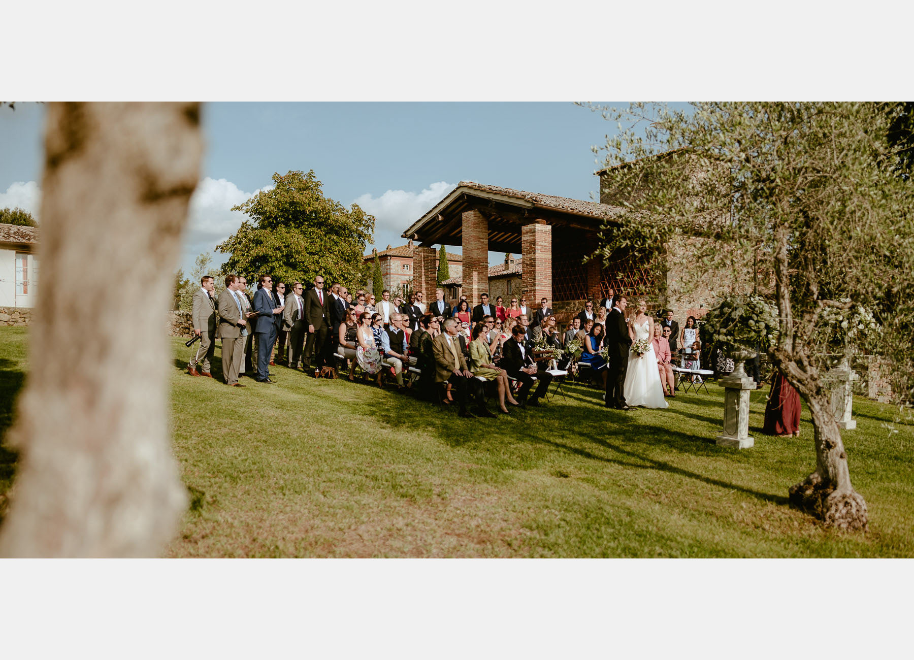 Siena wedding photographer borgo scopeto outdoor timeless ceremo
