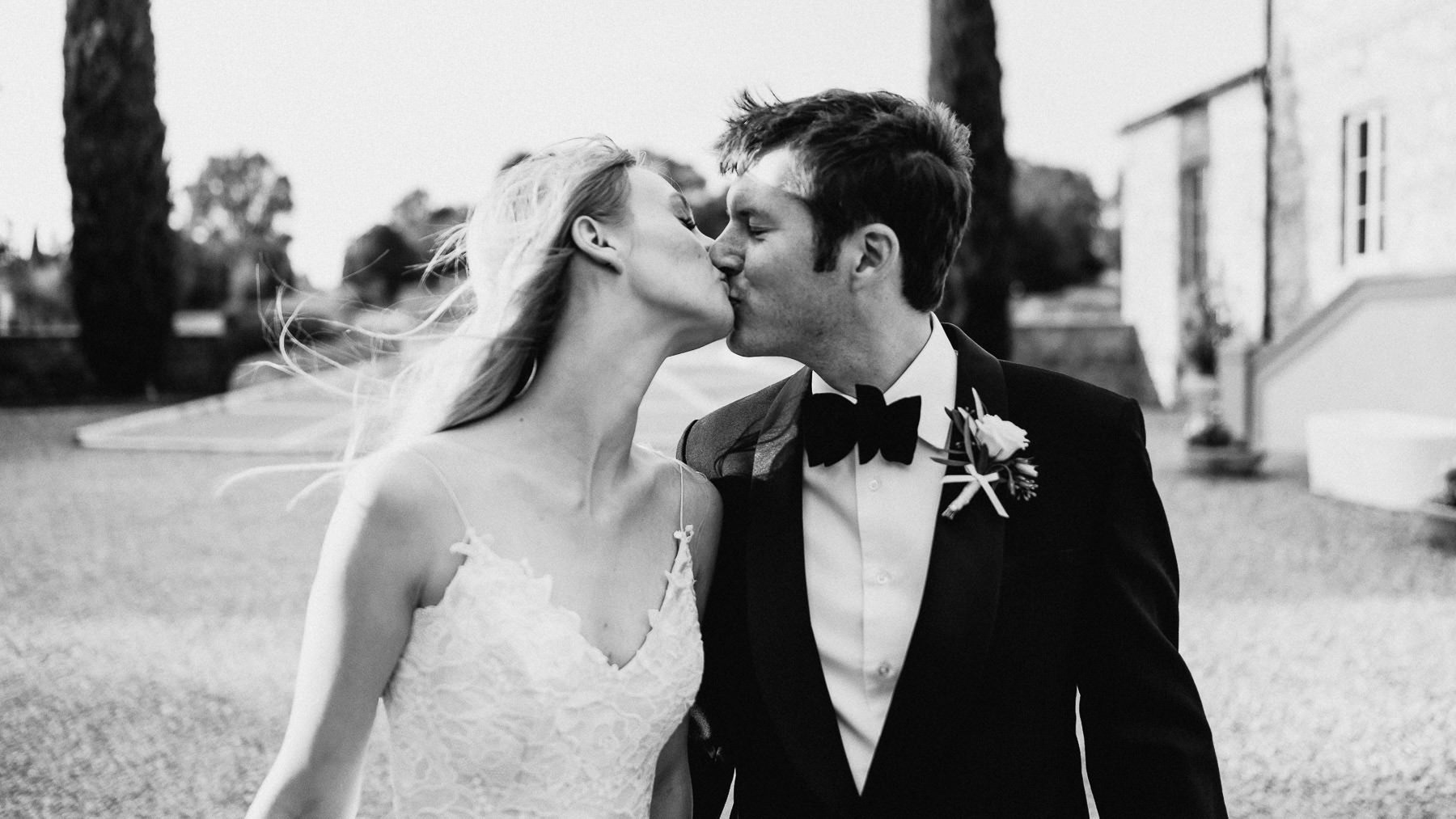 Siena wedding photographer borgo scopeto bride groom lbest kiss