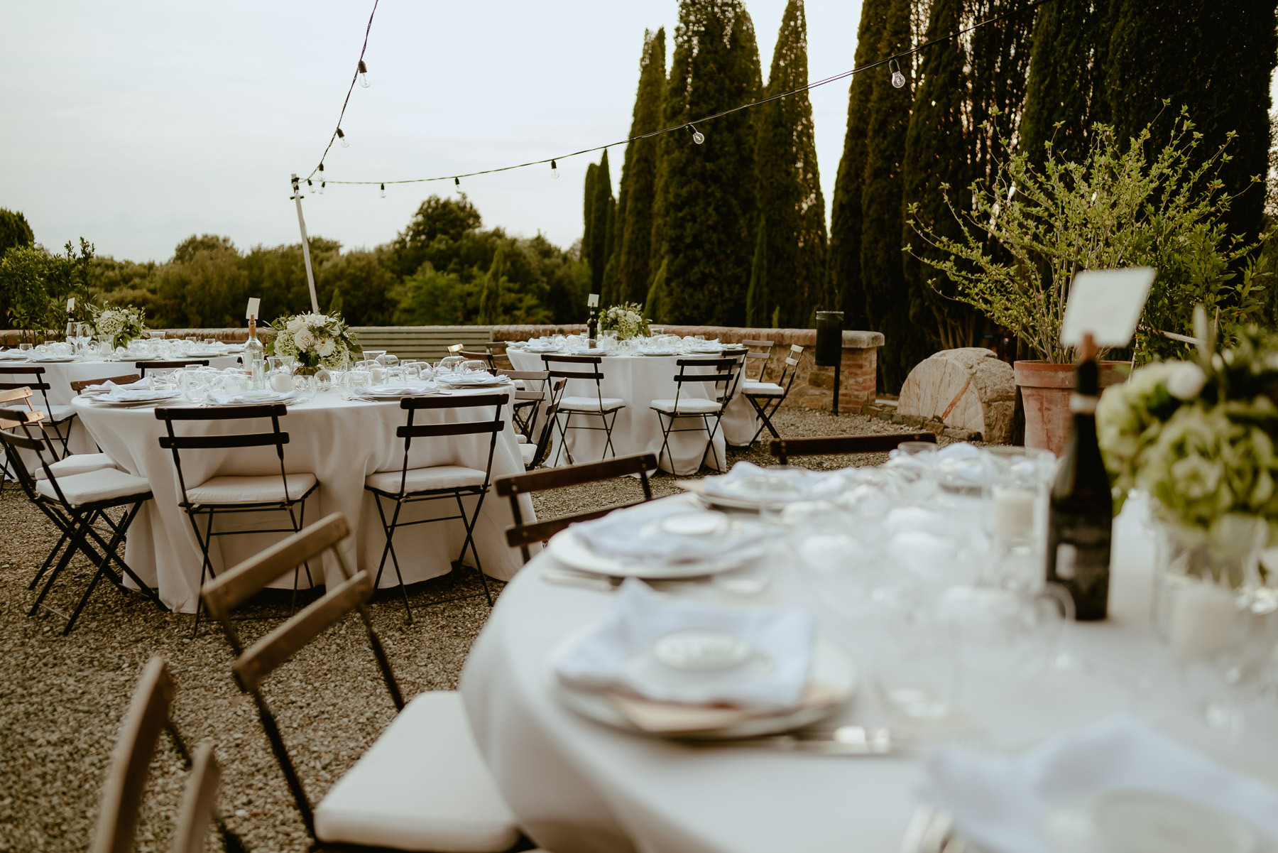 Siena wedding photographer borgo scopeto outdoor dinner