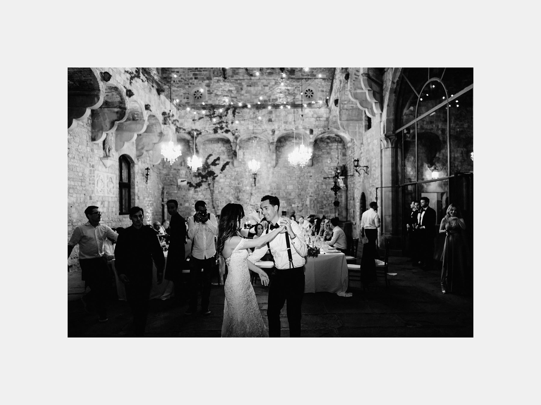 Timeless wedding in Florence Tuscany vincigliata castle danceflo