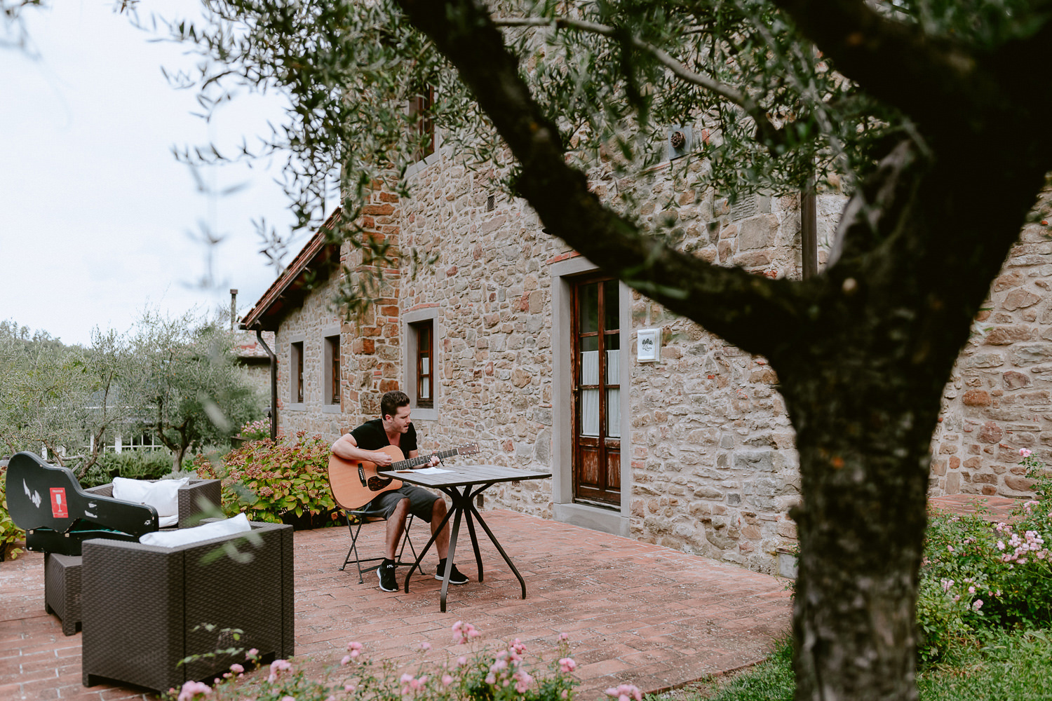 intimate wedding private villa tuscany photographer garden outdoor