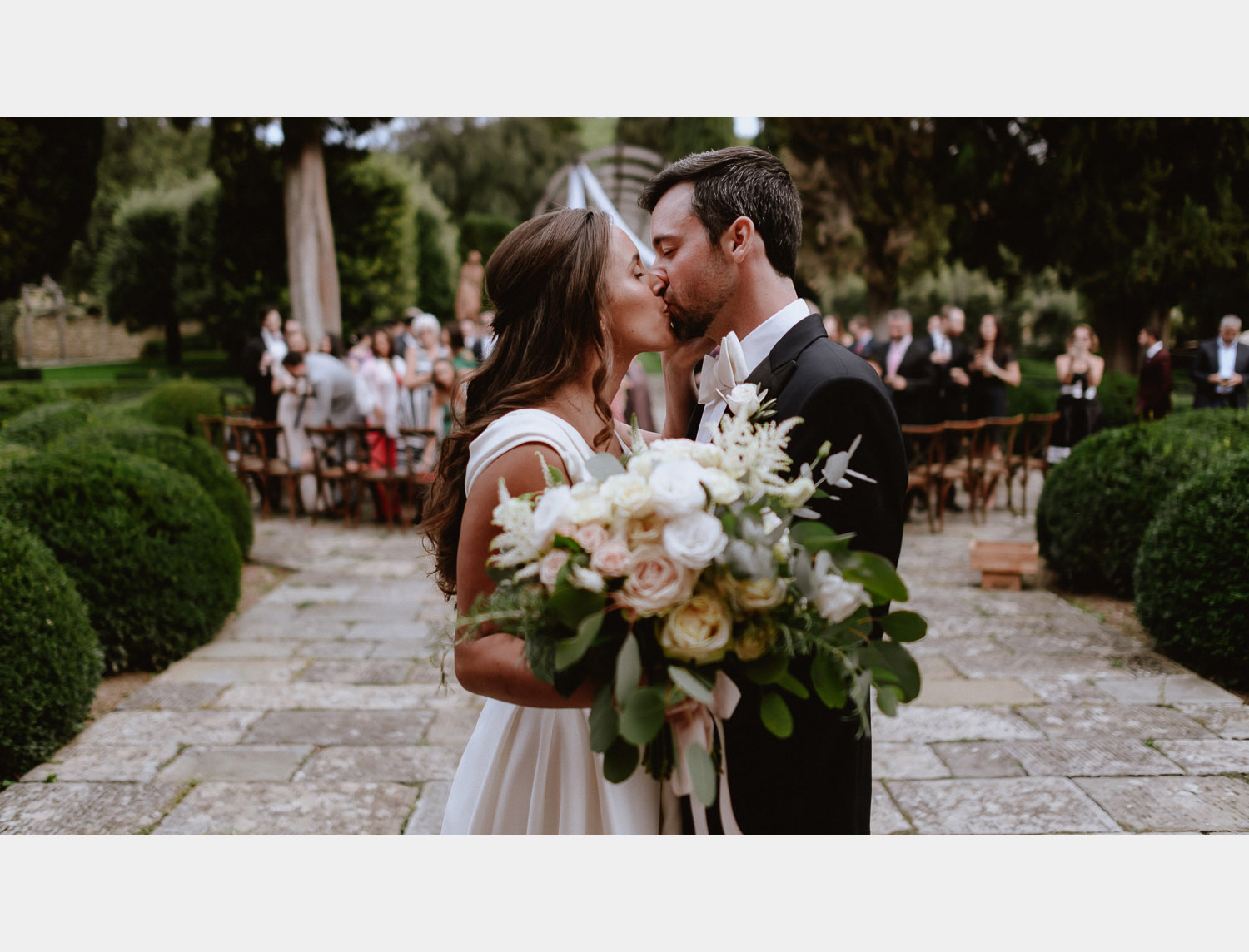 chianti weddin photographer classic villa first kiss bride groom
