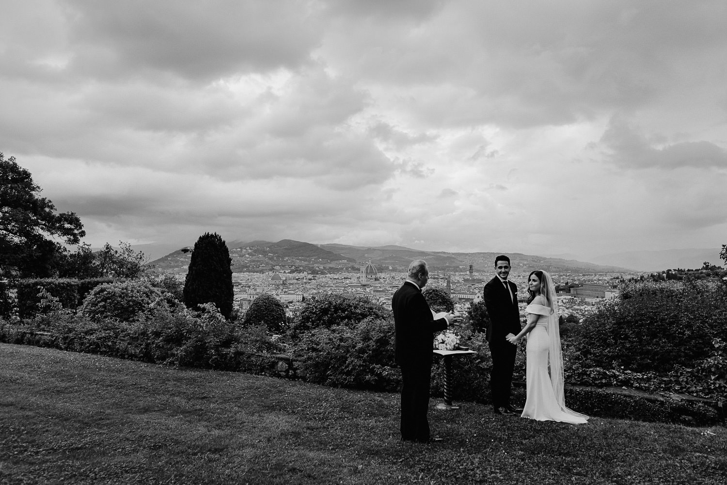 elopement photographer florence torre bellosguardo outdoor cloudy ceremony
