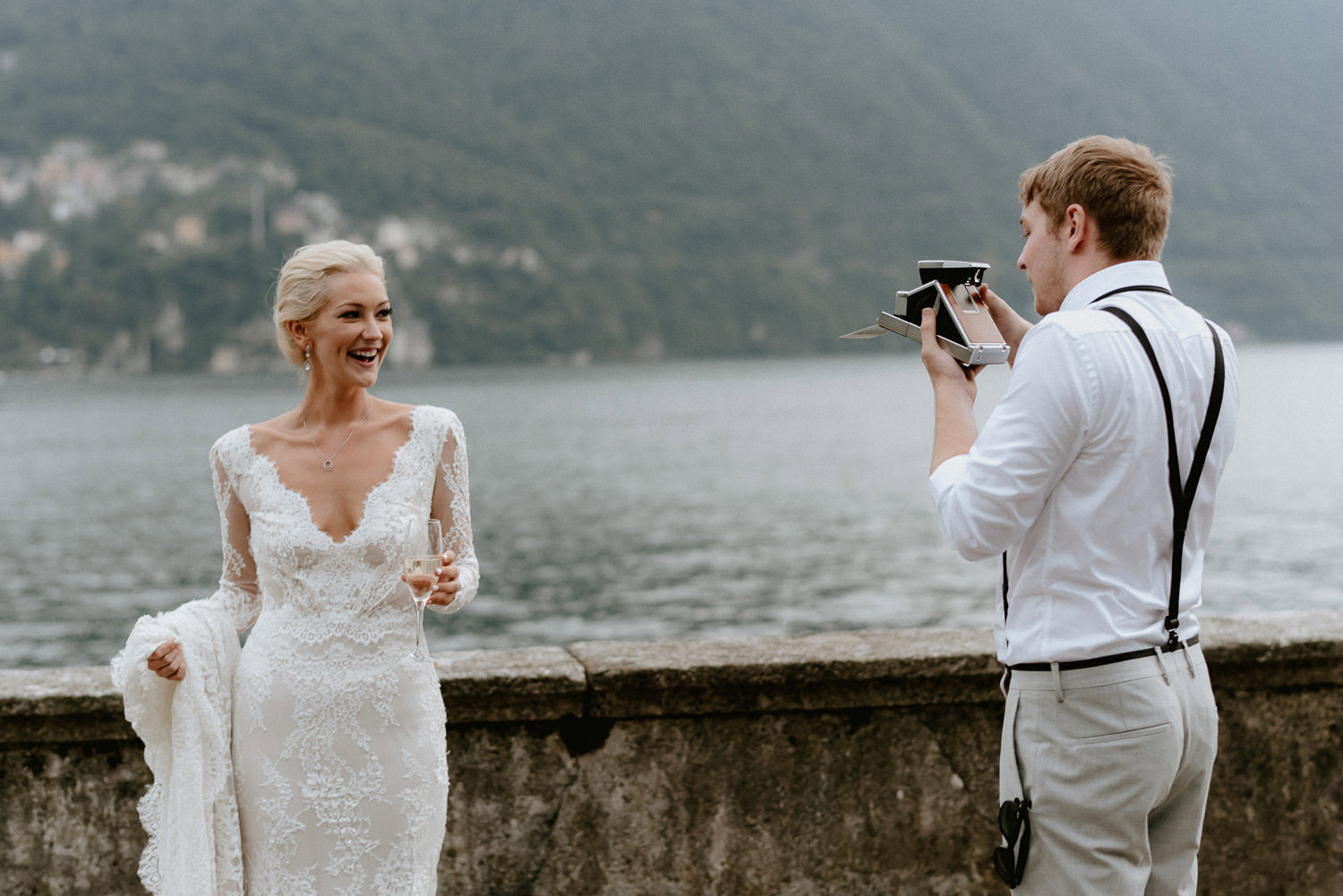 lake como wedding photographer villa pizzo outdoor guest fun enjoying reception palette colors