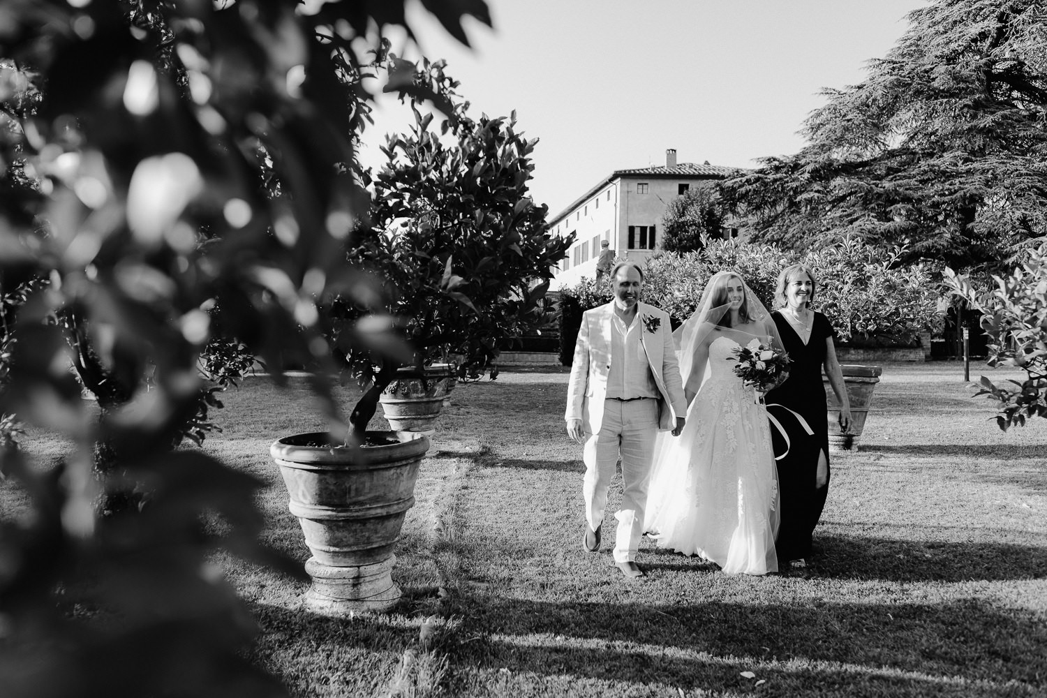 villa catignano wedding photogprapher siena outdoor symbolic jewish ceremony