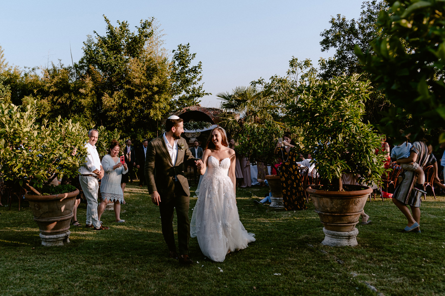 villa catignano wedding photogprapher siena outdoor symbolic jewish ceremony