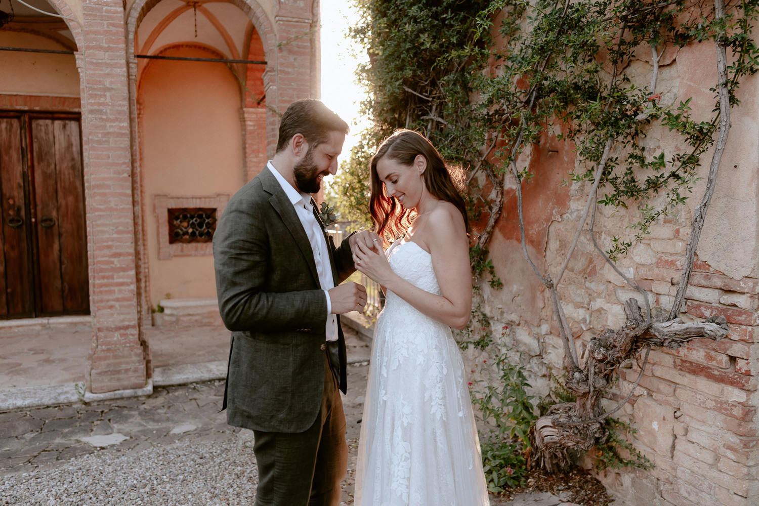 villa catignano wedding photogprapher siena symbolic jewish marriage outdoor couple session