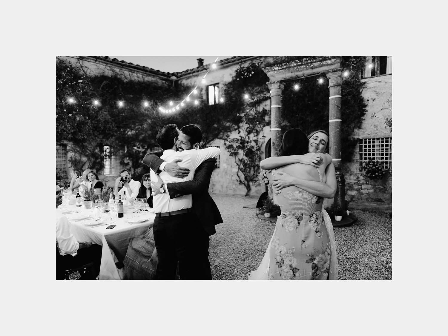 villa catignano wedding photogprapher siena symbolic jewish marriage outdoor al fresco dinner reception