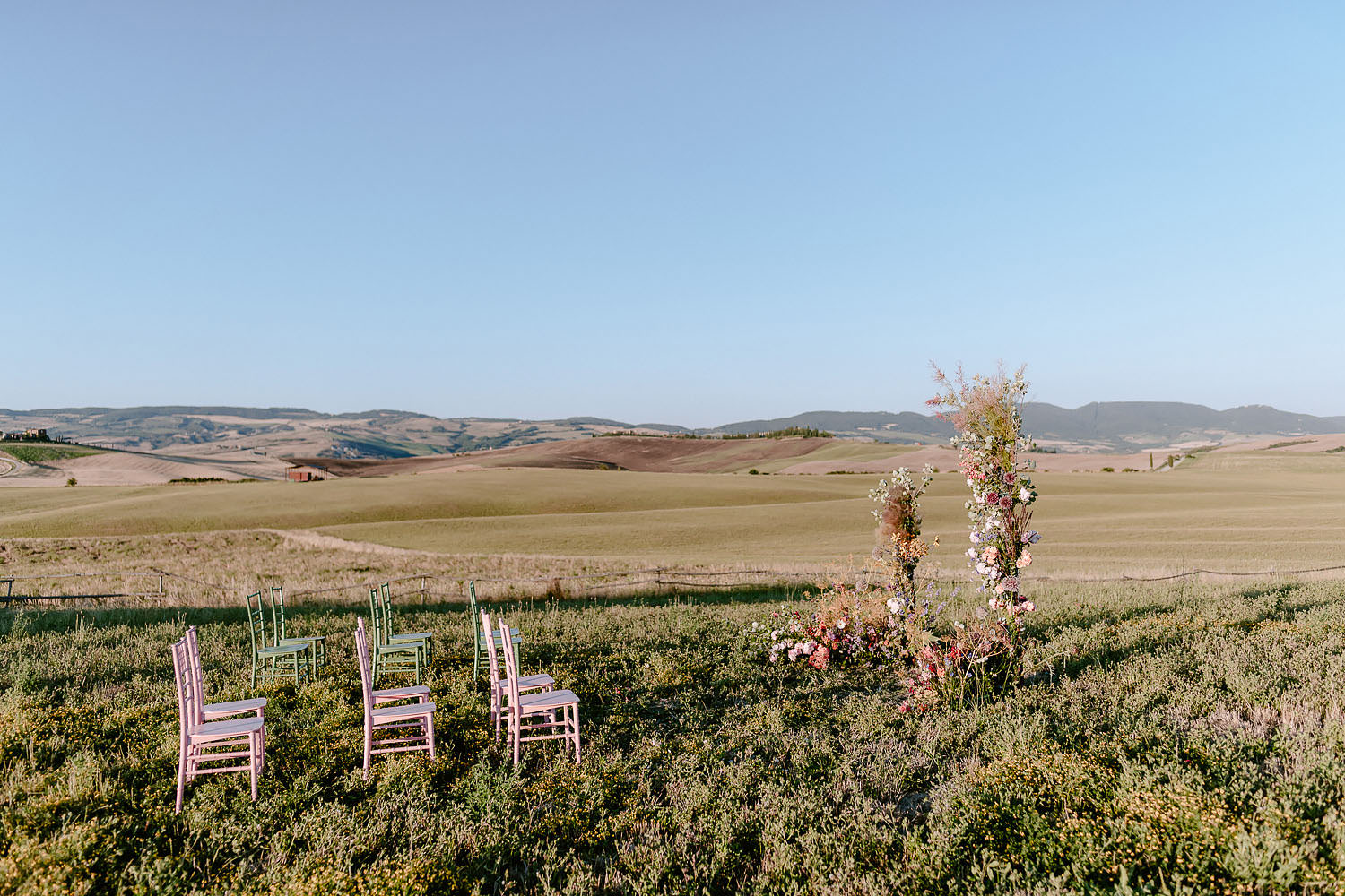 Wedding Inspiration Tuscan Rolling Hills val d orcia ceremony setup puscina flowers and eventset