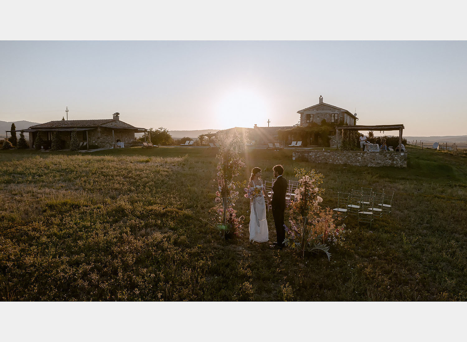 editorial Wedding Inspiration Tuscan Rolling Hills sunser intimate ceremony setup puscina flowers eventset