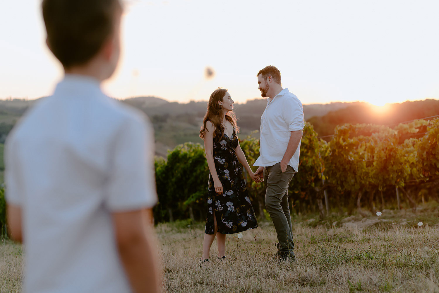 family photographer florence tuscany countryside sunset modern timeless editorial romantic