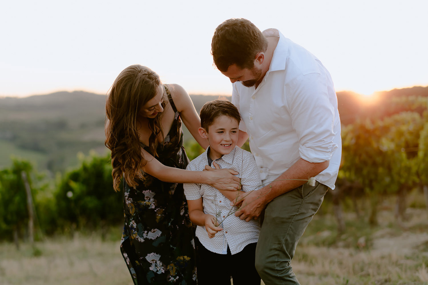 family photographer florence tuscany countryside sunset modern timeless editorial romantic