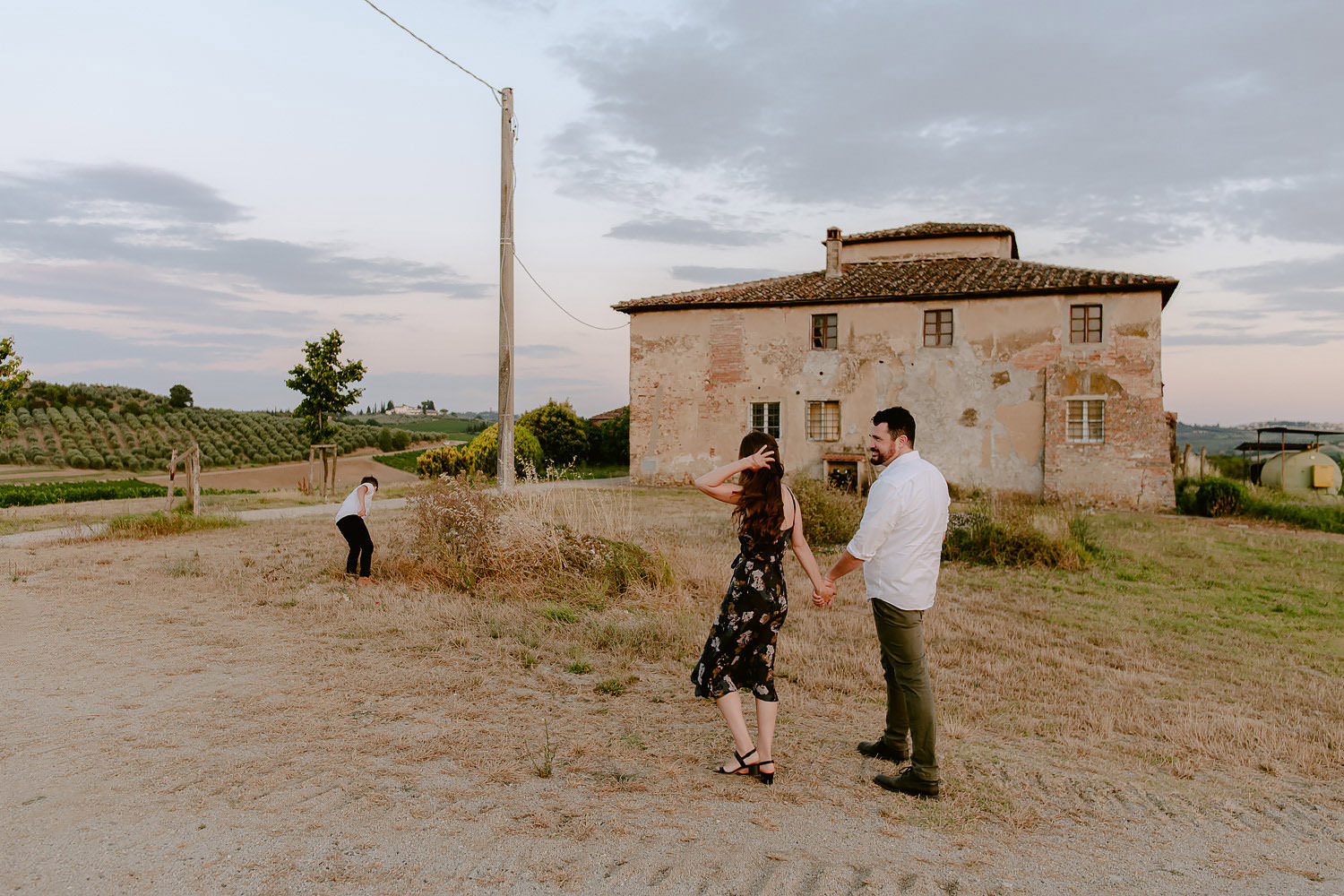 travel photographer florence tuscany countryside sunset vacation family travel chianti rolling hills vineyards