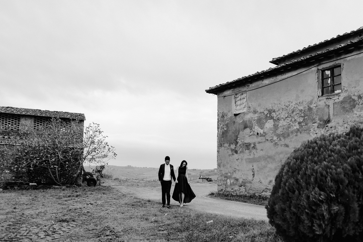 winter wedding proposal tuscany photographer asian couple