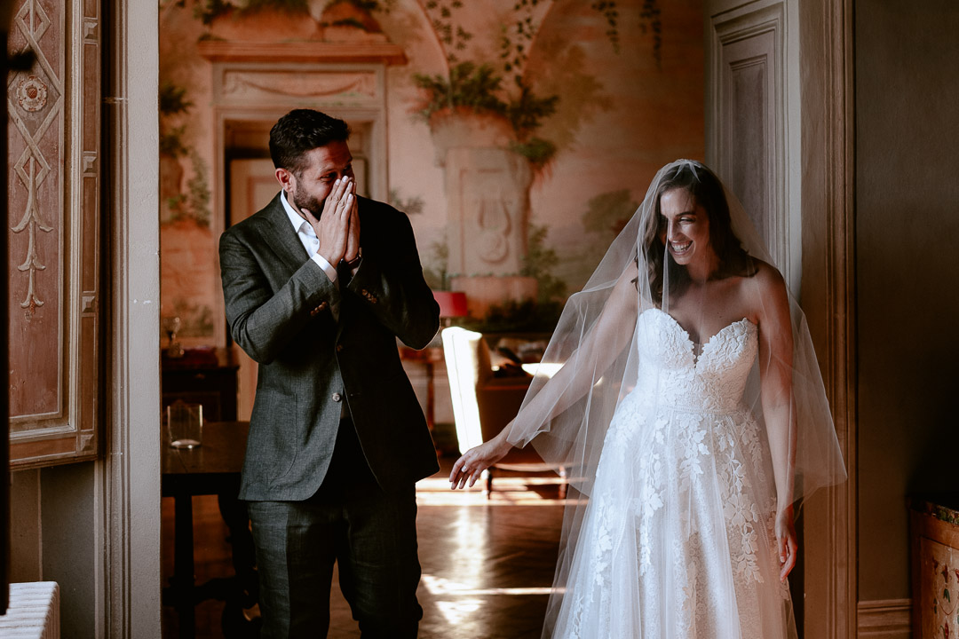 first look at tuscan wedding in villa