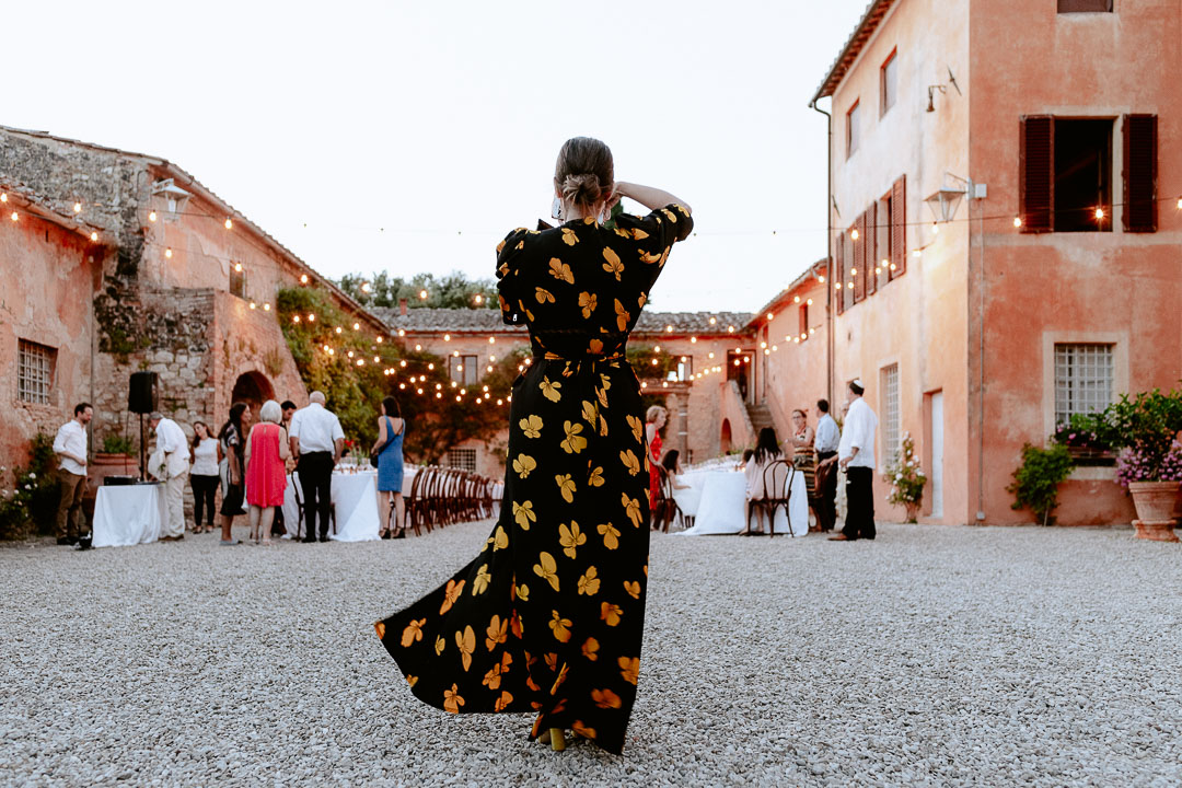 guest beautiful dress at wedding in tuscany