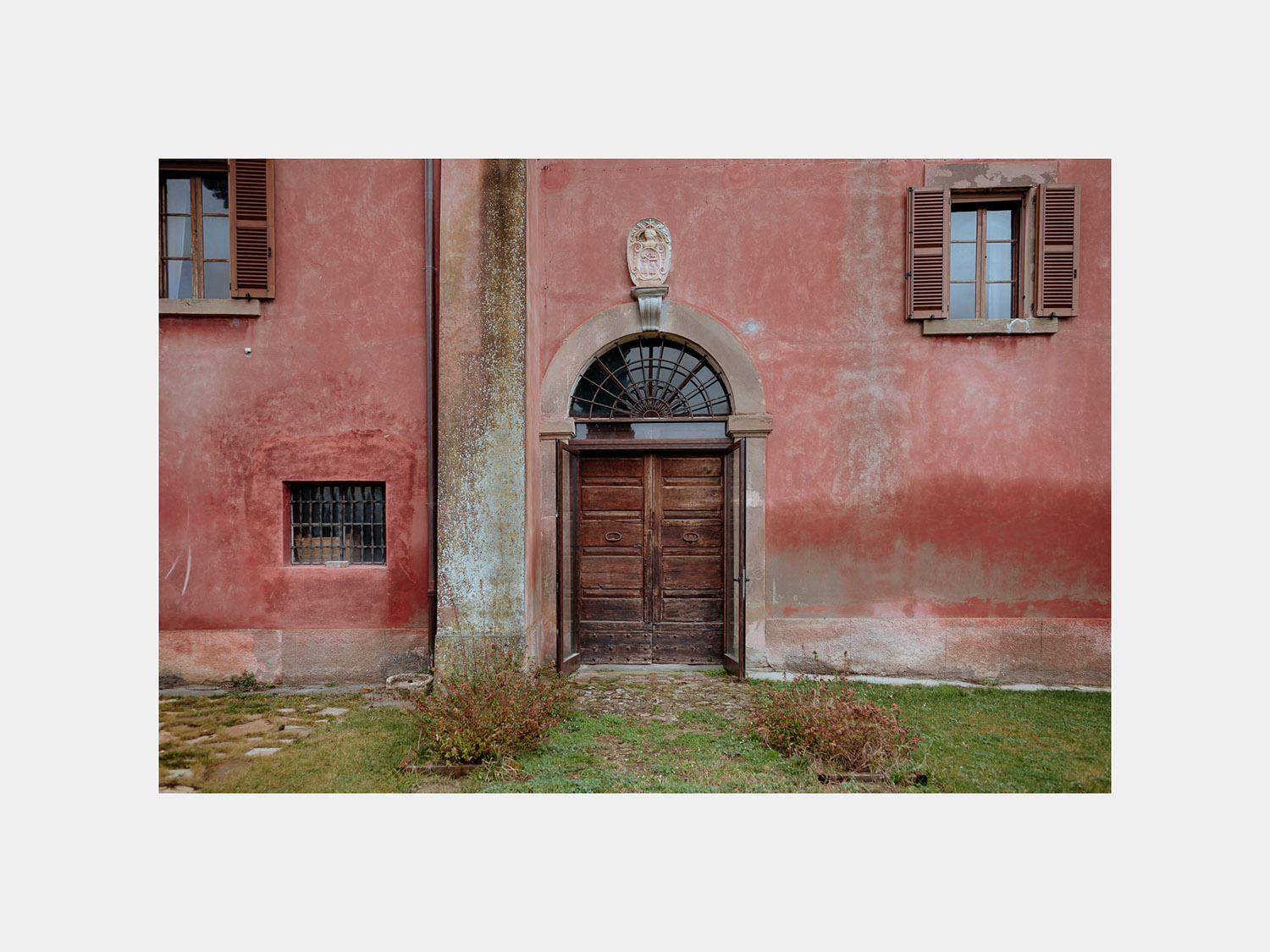 italian wedding inspiration villa tre grazie umbria ancient door