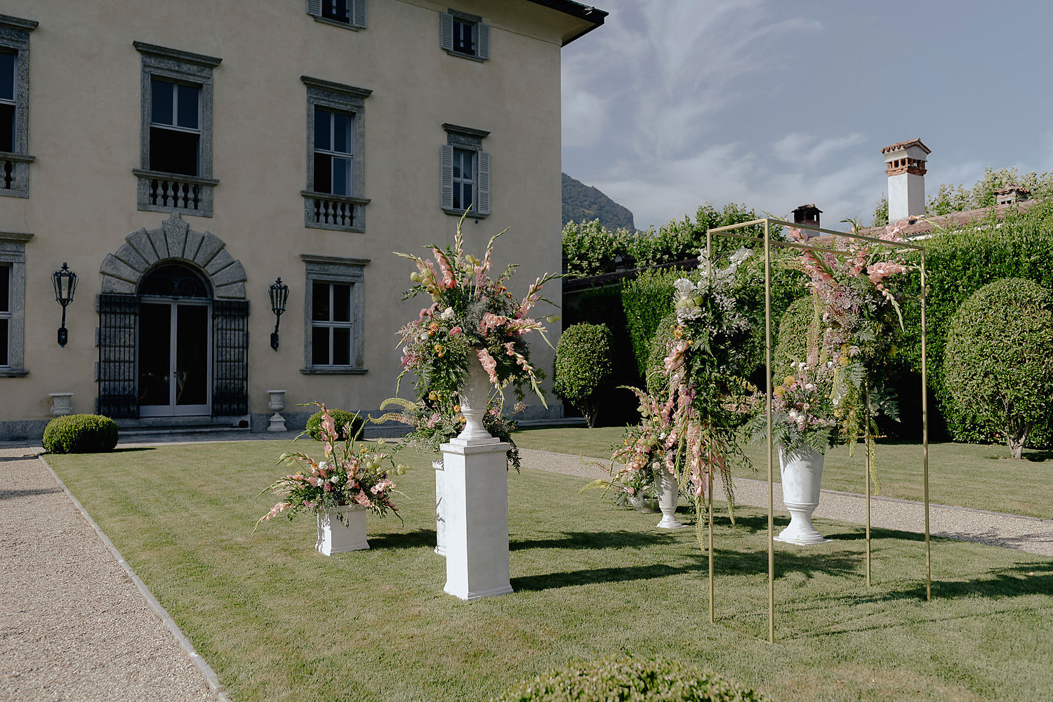 villa balbiano wedding photographer lake como ceremony setting flowers decor