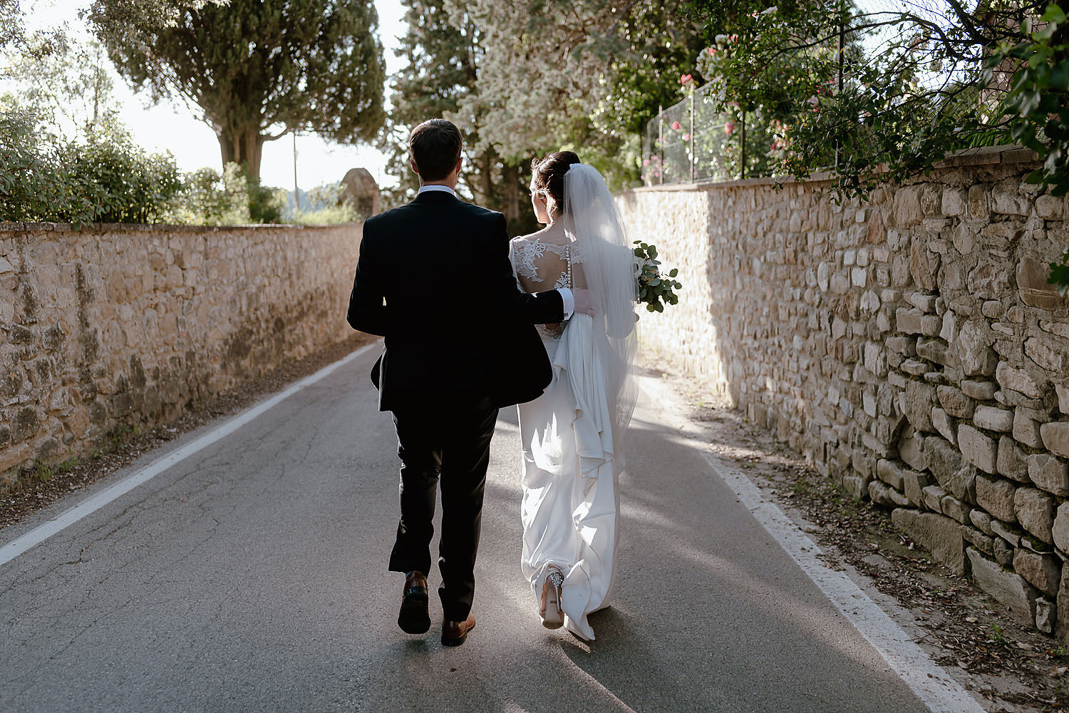 relaxing countryside wedding in tuscany borgo petrognano wedding couple session