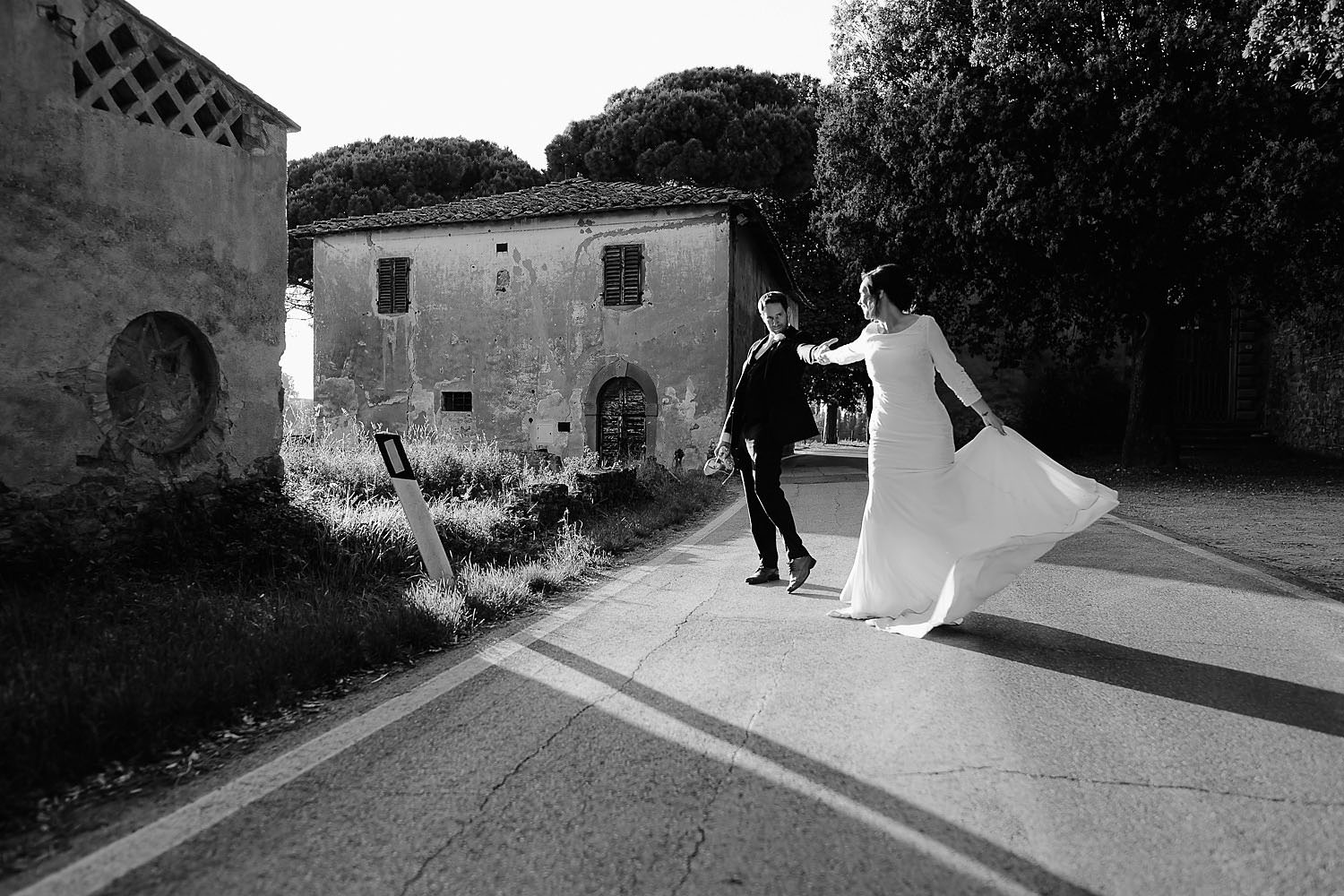 relaxing countryside wedding in tuscany intimate romantic untouched couple portrait