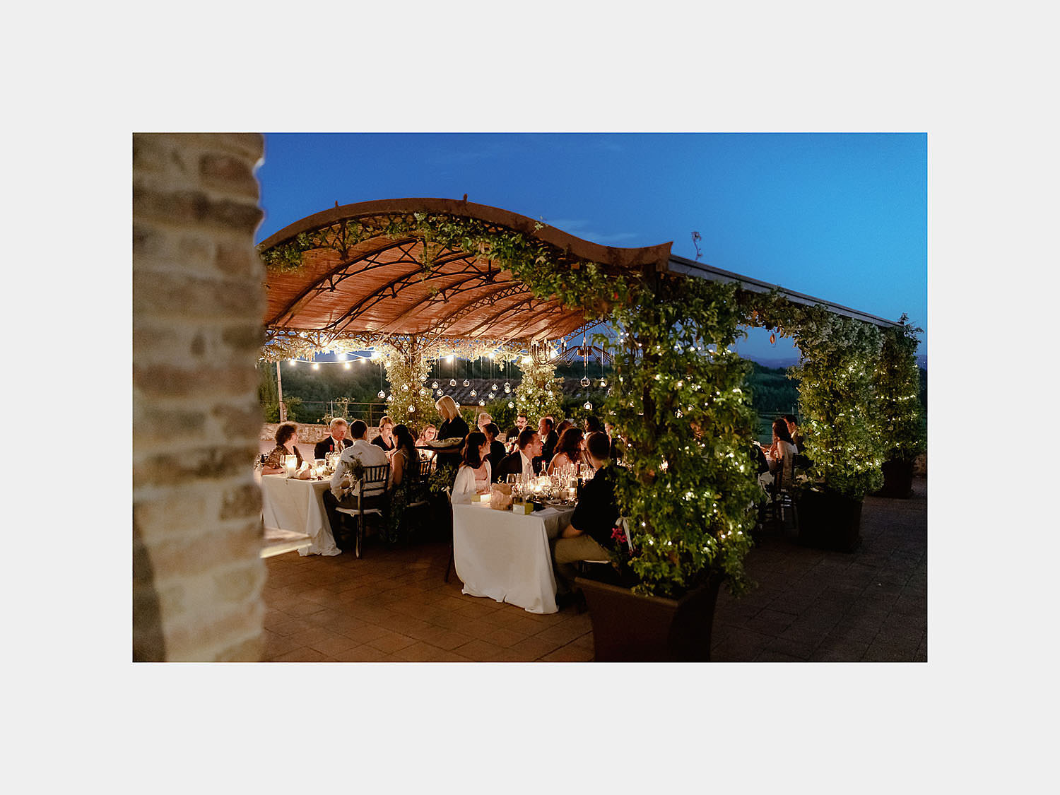 relaxing countryside wedding in tuscany borgo petrognano outdoor reception