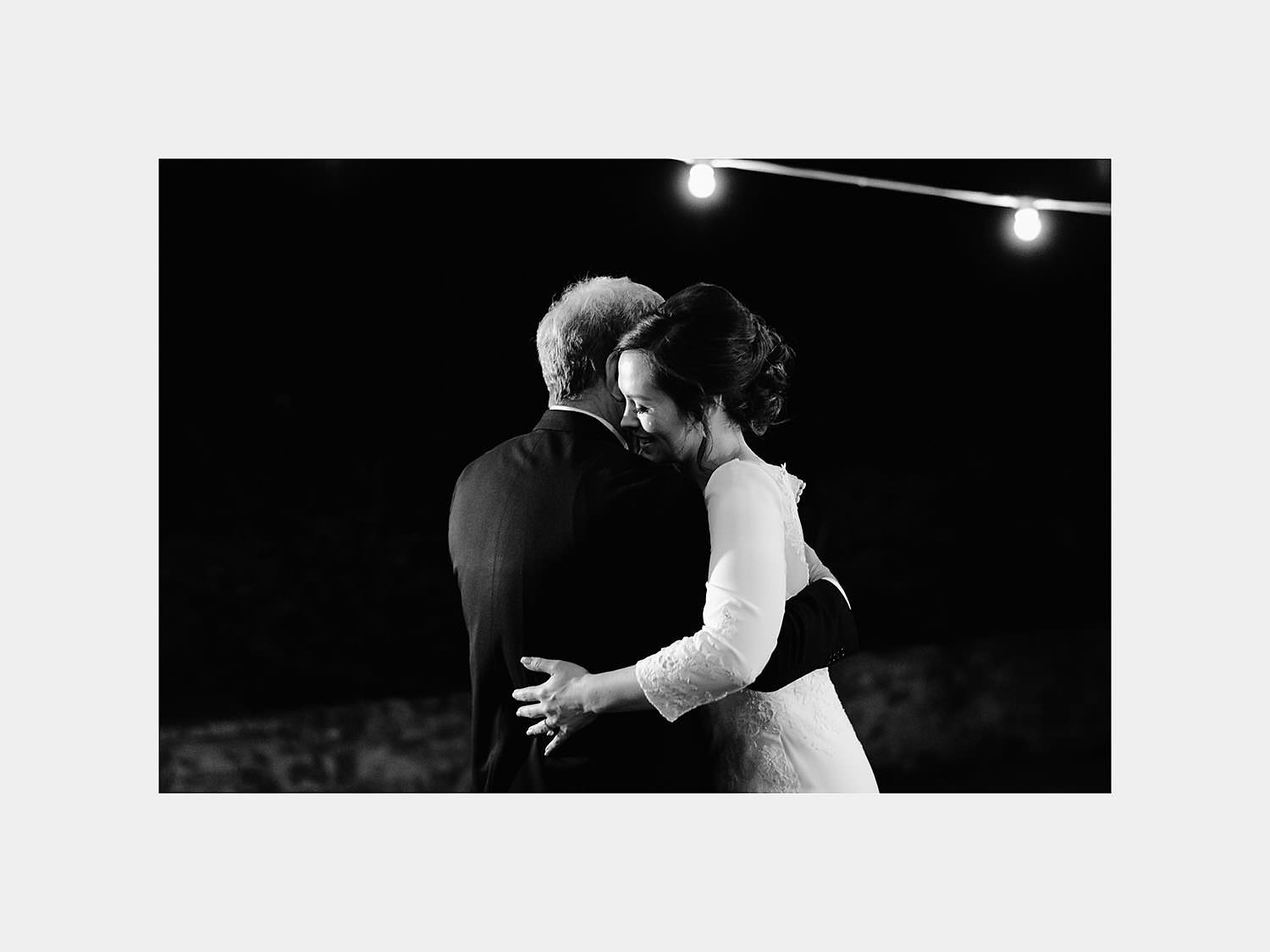 relaxing countryside wedding in tuscany first dance