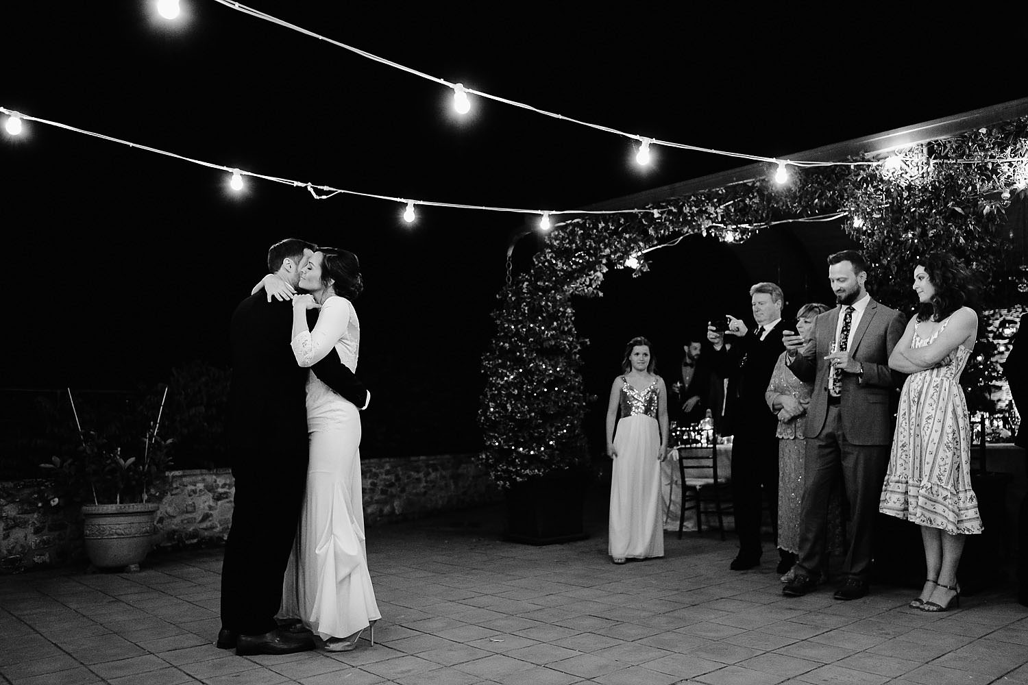 relaxing countryside wedding in tuscany bride groom first dance
