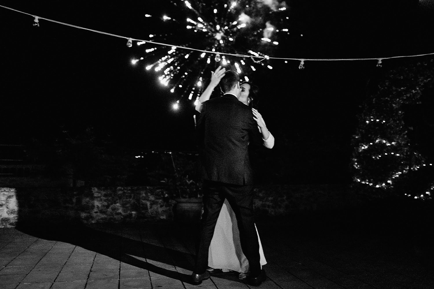 relaxing countryside wedding in tuscany bride groom first dance fireworks