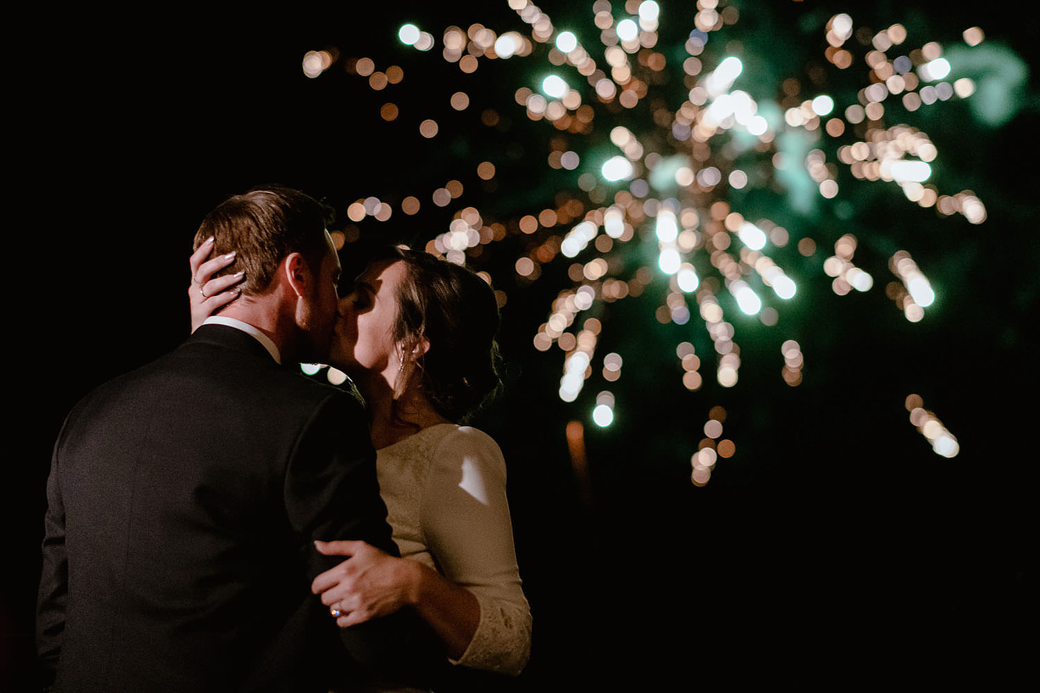 relaxing countryside wedding in tuscany bride groom celebrating with fireworks