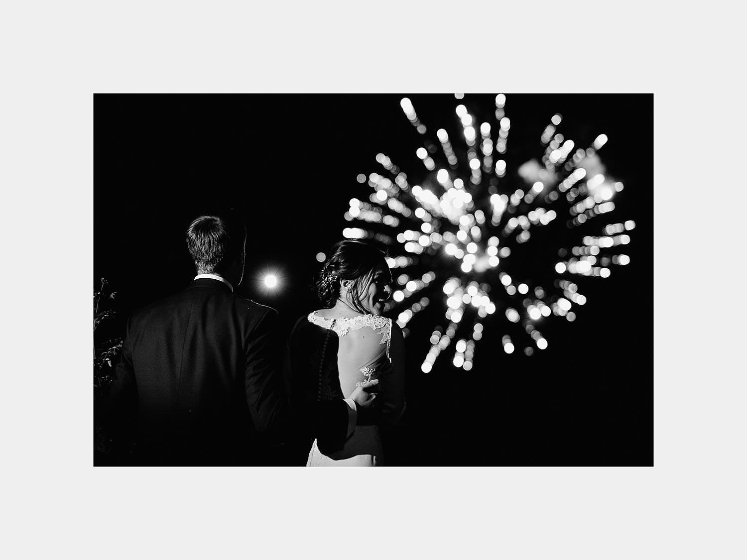 relaxing countryside wedding in tuscany bride groom celebrating with fireworks
