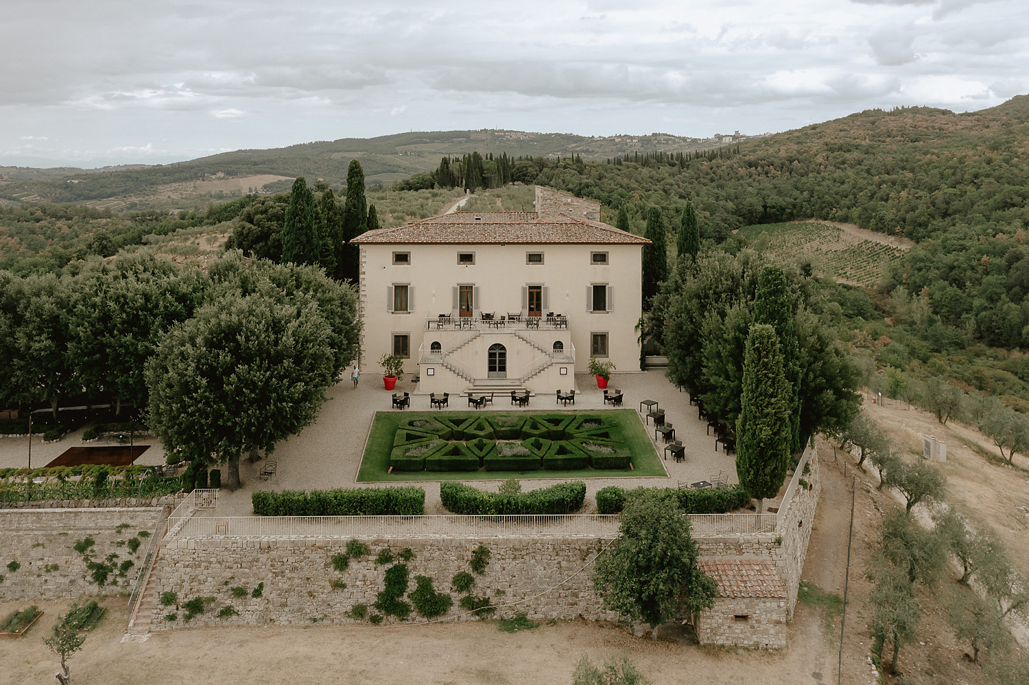 intimate micro wedding in tuscany castello la leccia