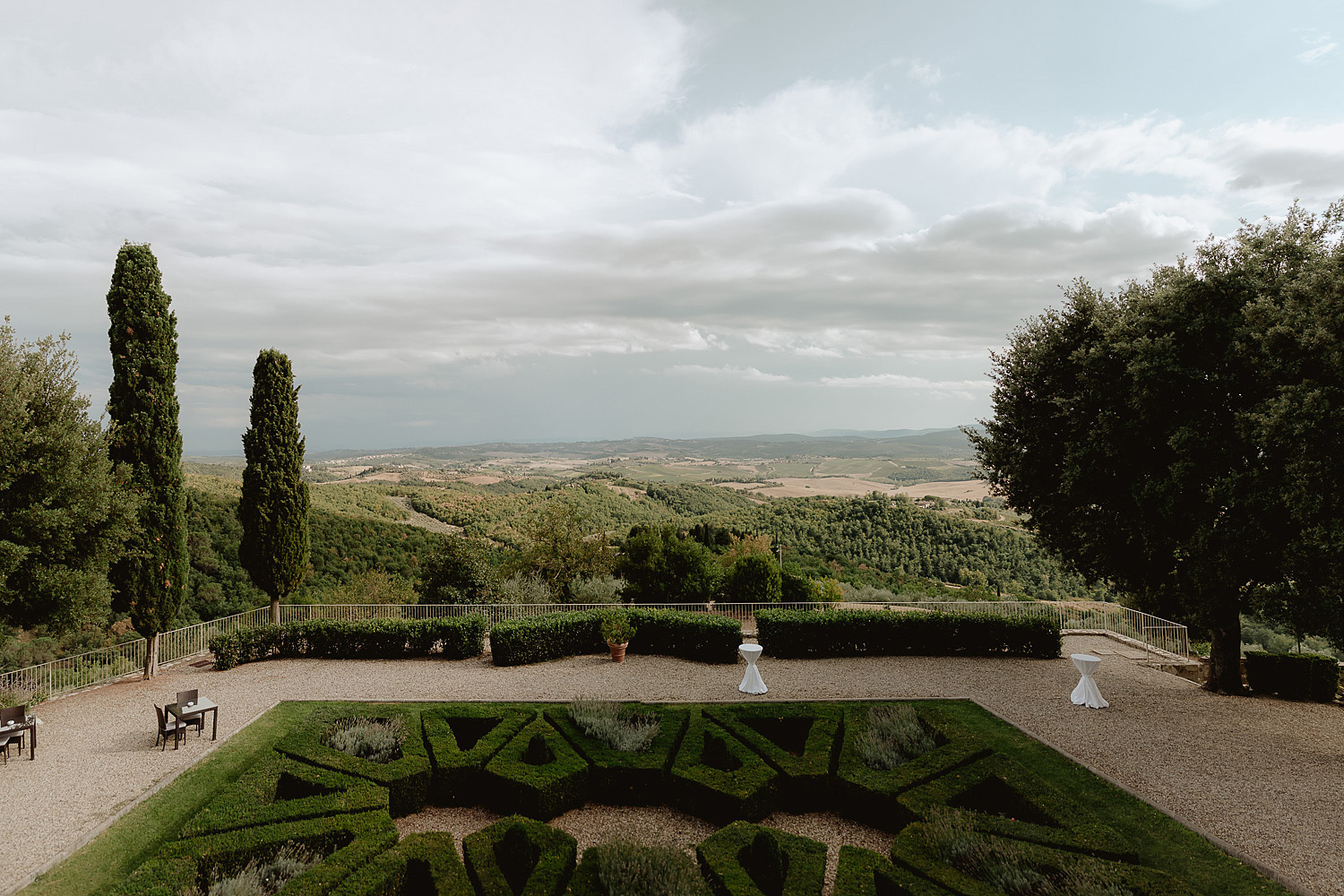intimate micro wedding photography in tuscany castello la leccia