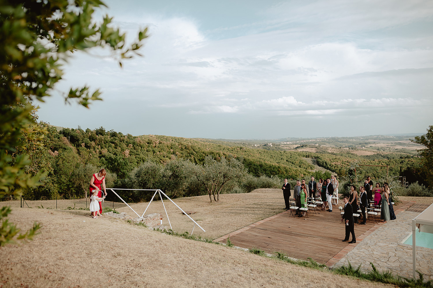 intimate micro wedding in tuscany rustic outdoor ceremony guests arrival photos