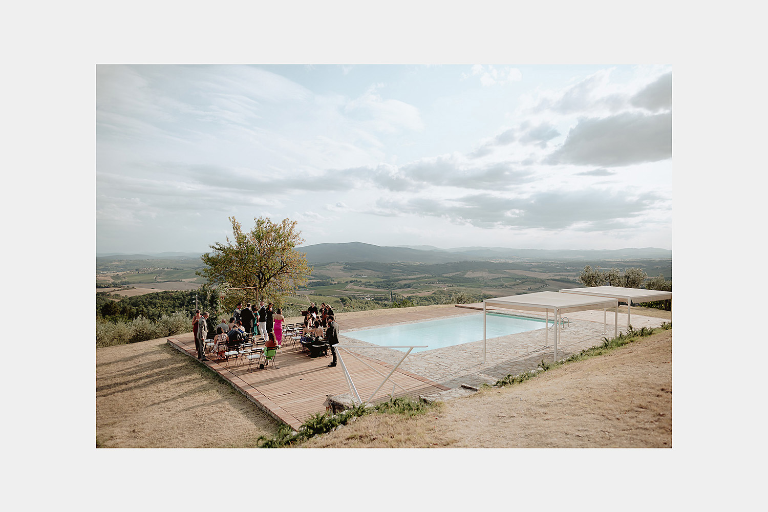 intimate micro wedding in tuscany rustic outdoor ceremony guests arrival photos