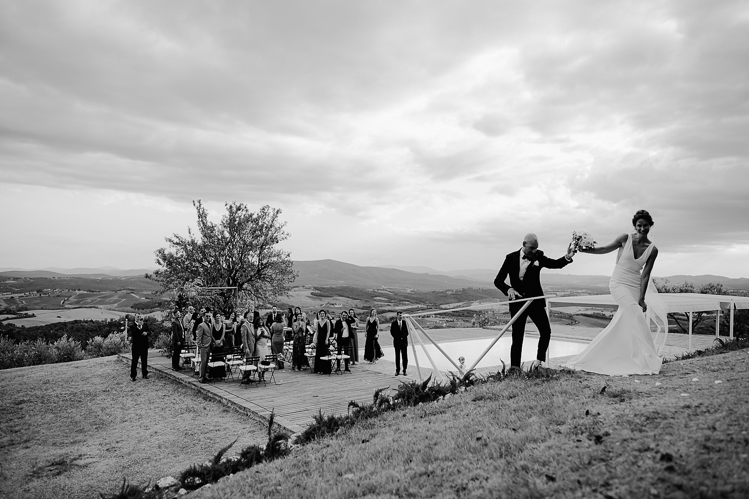 intimate micro wedding in tuscany best wedding photographer