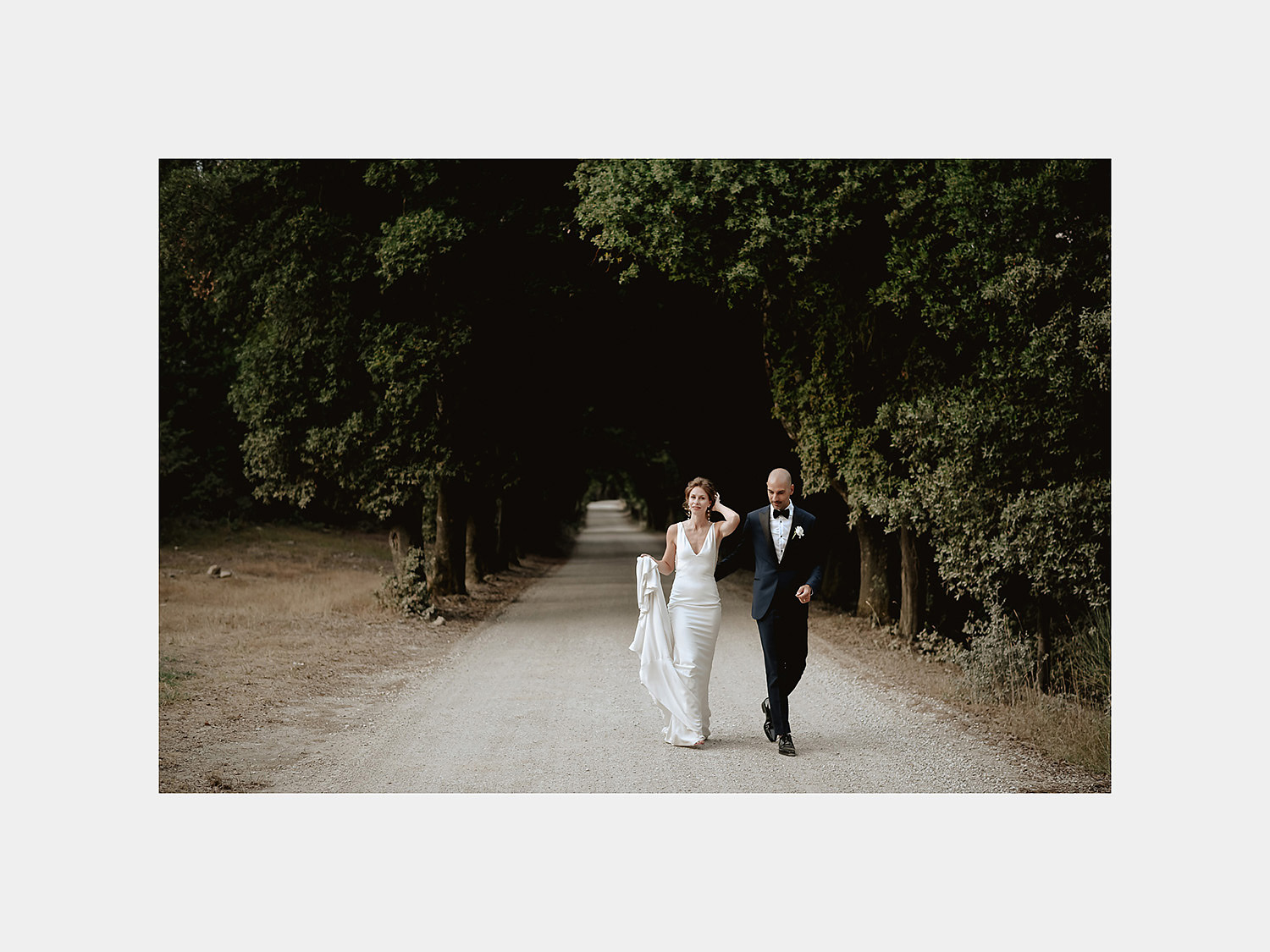 intimate micro wedding in tuscany modern editorial bride groom photos