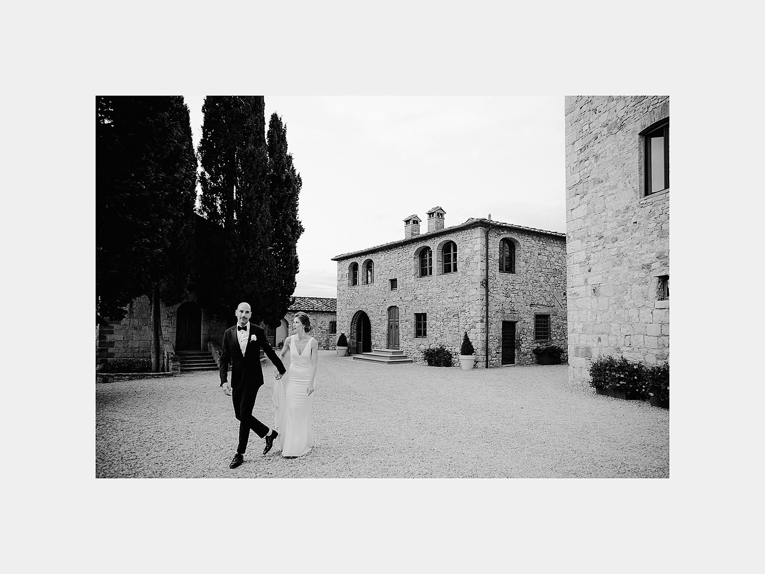 editiorial intimate micro wedding in tuscany modern bride groom photos
