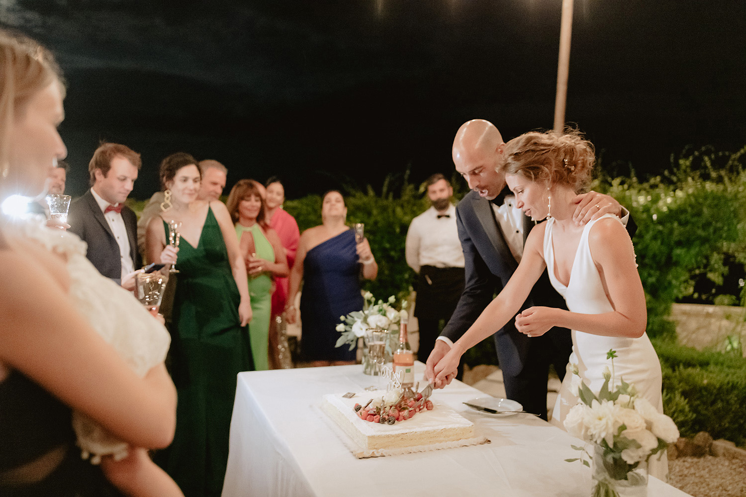 editiorial intimate micro wedding in tuscany alfresco dinner cake cutting